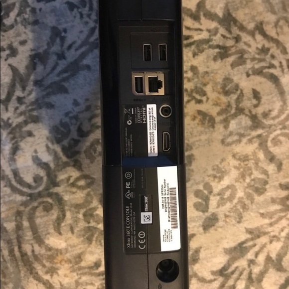 Xbox 360 with 2 games - Picture 3 of 8